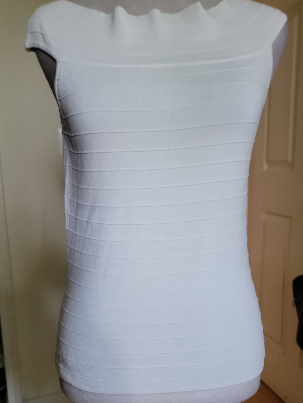 Cable And Guage Women’s White Sleeveless Bandage Knit Top
